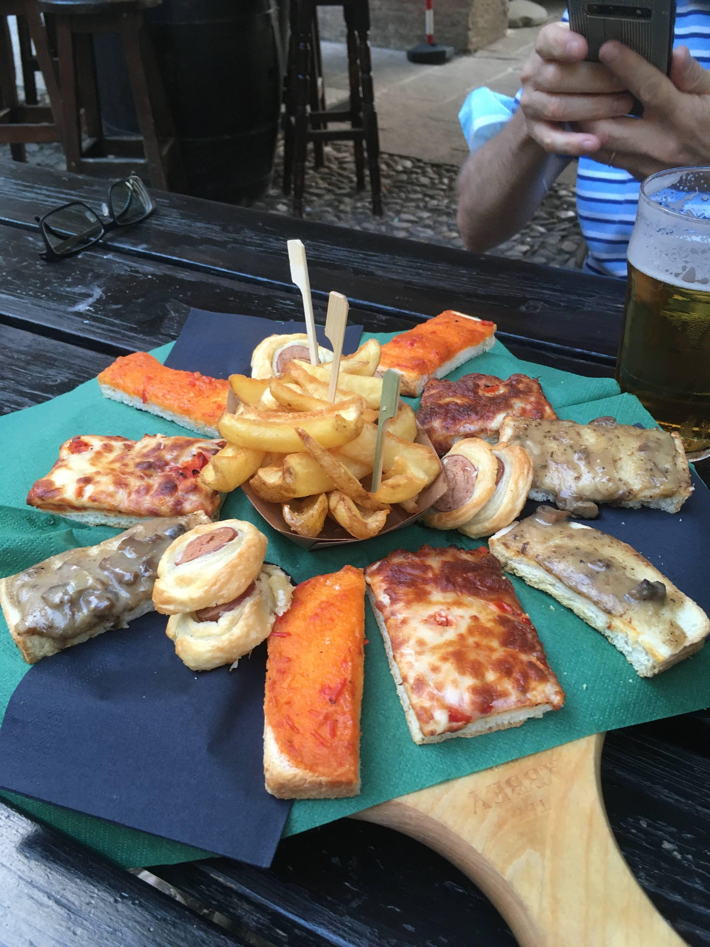 Immagine che contiene tavolo, persona, ciboDescrizione generata automaticamente