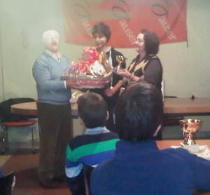 Alessio Boraso riceve da Giacomo Scarsella il primo premio del torneo semilampo di Gallio 2012