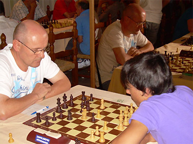 Sergio Giuriato, impegnato contro il giovane Pozzobon mentre si avvia a travolgerlo con una variante minore della difesa Nimzowitsch.