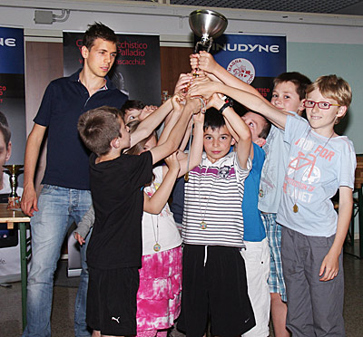 I bambini della scuola Levis Plona, con il trofeo per il torneo B
