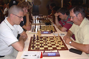 Enrico Testa (a destra con i neri) impegnato contro il CM Gabriele Bozza (Elo 2000)