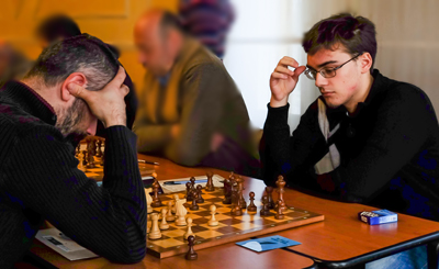 Adriano Simonetto nella partita (finita patta) con il terzo classificato Massimo Corà