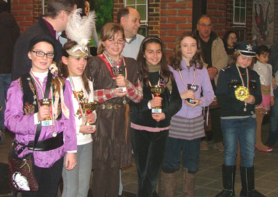 Le premiate del torneo A femminile: da sinistra a destra: Ginevra Marchesini (3^ classificata); ... (1^ Scuola Rodari); ... (1^ Scuola Pertile); Michela Dal Ferro (1^ Scuola Fogazzaro); Alessia Alba Dalla Via (2^ classificata); Camilla Consolaro (1^ classificata)