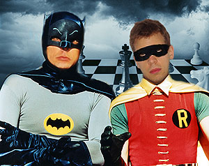 Il dinamico duo che dall'edicola vigila sulla città