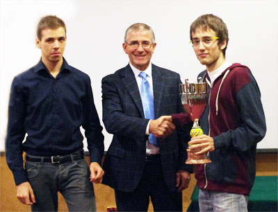 Edoardo Contin riceve la coppa riservata al vincitore del torneo C