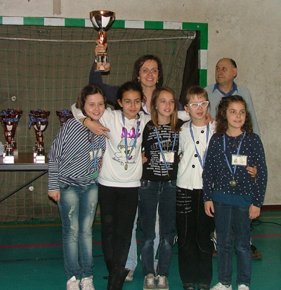 Le bambine della scuola Fogazzaro di Dueville, prime classificate nel torneo femminile delle scuole primarie, con la maestra Miriam