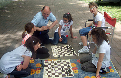 Le bambine della scuola Fogazzaro con l'istruttore Aldo Danese