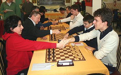 La stretta di mano a inizio partita fra Jacopo Gennari e Federico Boscolo