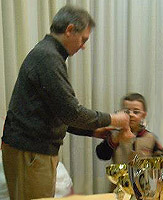 Jacopo Motterle riceve il premio al primo classificato under 8