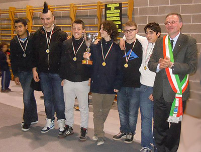 Le due squadre qualificate per la fase regionale per la categoria Juniores insieme con il Sindaco di Creazzo Stefano Giacomin