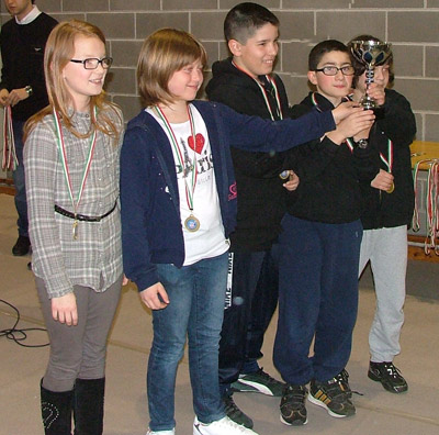 La squadra che ha vinto il torneo misto delle scuole primarie: IC 11 - Laghi: da sinistra a destra: Ginevra Marchesini, Camilla Consolaro, Riccardo Carraro, Andrea Gennari, Lorenzo Magazzù
