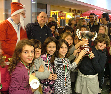 Le bambine della scuola Levis Plona, vincitrice della coppa scuole nel torneo B