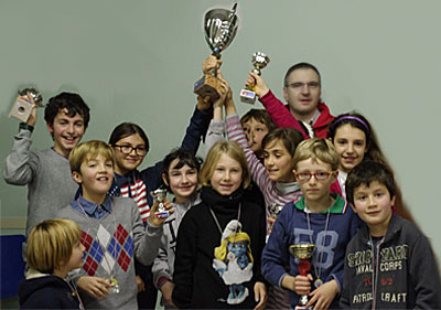I bambini della scuola Levis Plona, che ha vinto il torneo B
