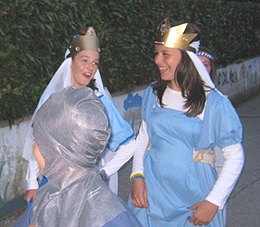 Lionora, la bella contesa dai due spasimanti (ricorda Marostica? ebbene sì) si diverte durante la sfilata