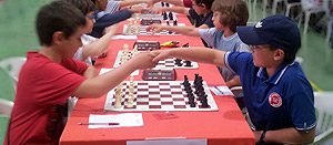 Stretta di mano prima della partita. Sulla destra il vincitore del torneo, Lorenzo Lodici di Chioggia