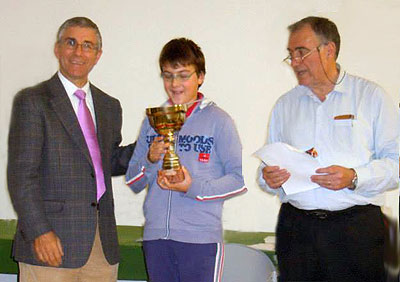 Lorenzo Lodici riceve dall'organizzatore e anima del torneo di Cavarzere, Renzo Renier, coppa e premio per il terzo posto assoluto. Con lui il Presidente del CRS Veneto, Tino Testolina