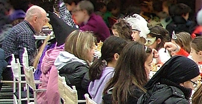 Il travestimento più originale: Nel torneo A femminile fra tante maschere non è passata inosservata quella che raffigurava un signore di mezza età. Complimenti alla bambina per il riuscito travestimento.