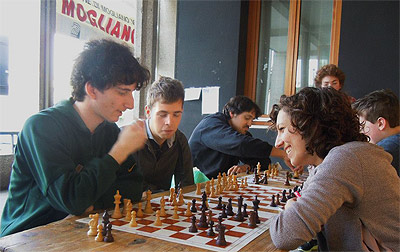 Sala analisi: Bruno Della Sala e Filli Balzano analizzano la loro partita sotto l'occhio vigile (?) di Marco Dai Zotti