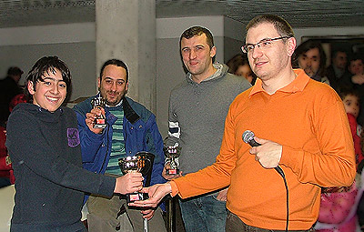 Riscacco 2012: i premiati del torneo Open: da sinistra a destra: Jacopo Gennari (2°), Alfredo Spano (4°) e ... Pieropan (3°). Consegna il premio Enrico Timothy Testa.