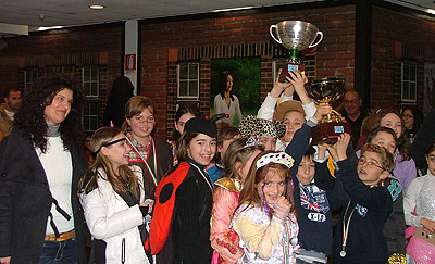 I bambini della scuola Pertile festeggiano con la maestra Federica le coppe vinte