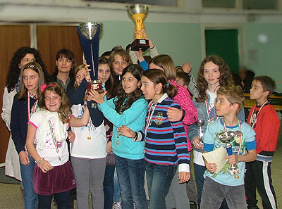 I bambini della scuola Pertile di Vicenza, vincitrice del terzo Trofeo Magnascacchi, gruppo A