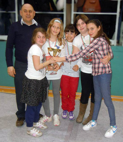 La squadra femminile della primaria Pertile con il suo istruttore Aldo Danese