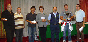 i premiati del torneo A: (da sinistra a destra) ... Logallo, 6°; ... Negro, 5°; Xia Je, 4°; Pierluigi Basso, 3°; Valerio Luciani, 2°; Christian Cacco, 1°, Enrico Timothy Testa, padrone di casa