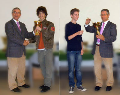 Bruno Della Sala e Tommaso Bergamasco ricevono dal presidente del Comitato Regionale Scacchi del Veneto, Tino Testolina i premi ai migliori per fascia Elo (1800-2000 per Bruno, 1600-1800 per Tommaso)