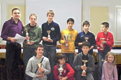 I premiati del torneo A: fila dietro, con Enrico Timothy Testa, il vincitore Andrea Basso, Davide Sella, Mohamed El Khalqi, Enrico Zanotto, Leonardo Testa; in prima fila, Patrik Sartori, Lisa Carino, Filippo Bancila e la valletta ai premi Elena Testa