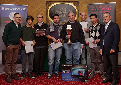 I premiati del torneo A: da sinistra, Enrico Timothy Testa, organizzatore, Alessio Boraso, 6°, Enrico Danieli, 5°, Christian Cacco, 4°, Enrico Gallo, vincitore del torneo, Alessandro Guerra, terzo ma campione provinciale, Xia Jie, secondo, Tino Testolina,