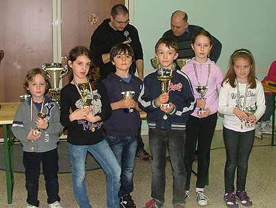 I premiati del torneo B. Da sinistra a destra: Leonardo Scarsella, 3° assoluto; Elisa Endrigo, 2^ assoluta; Stella Gorka, 1° della scuola Pertile; Luca Alberto Dalla Via, 1° assoluto; Serena Villanova, 1^ classificata femminile; Sara ..., 1^ della Pertile
