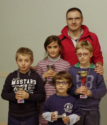 I premiati del torneo B: da sinistra, Emilio Fusco, terzo; Nicole Motterle, prima fra le bambine, Luca Carino, Daniele Borsetto, primo classificato.