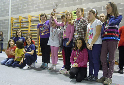 Le squadre della scuola Pertile (1^ e 2^ classificata) e della scuola Zanella (3^)