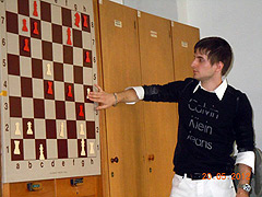 Denis Rombaldoni mentre mostra la forza del giovanissimo Capablanca