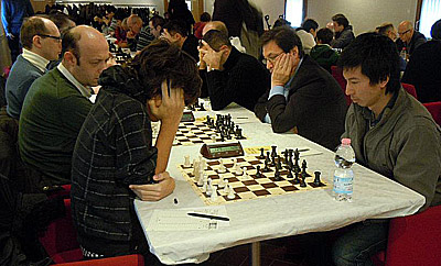  Alessandro Guerra osserva la partita fra Alessio Boraso e il maestro Xia Jie