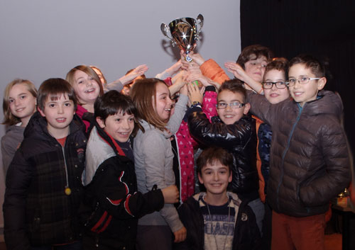 I bambini della scuola Anna Frank di Altavilla Vicentina, vincitori della coppa per la scuola meglio classificata