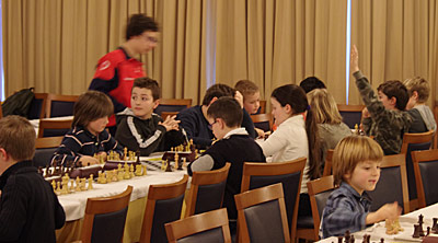 Nel torneo B i giovani Lorenzo e Federico Scarsella hanno aiutato l'arbitro nella raccolta dei risultati. Lavoro ingrato che hanno svolto egregiamente e con abnegazione.