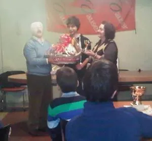 Alessio Boraso riceve da Giacomo Scarsella il primo premio del torneo semilampo di Gallio 2012
