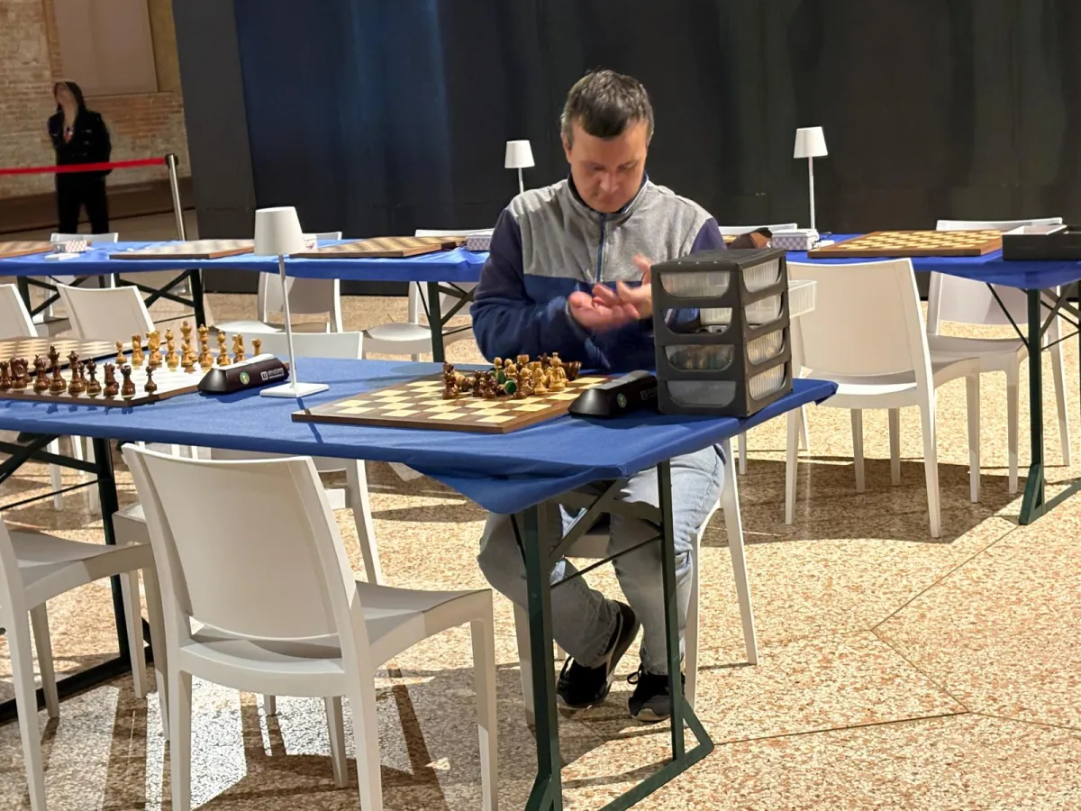 luigi che aiuta ad allestire per il torneo