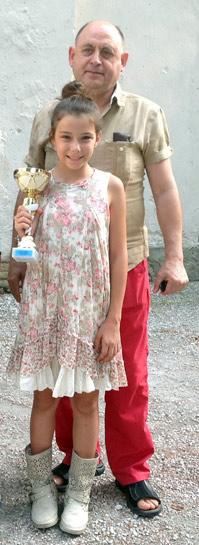 Amy Mortati con la coppa del secondo classificato fra i gabbiani