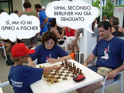 Davide analizza la sua partita con Leone e Paola