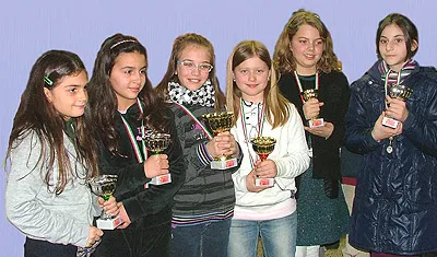 Le premiate del torneo femminile: da sinistra a destra: Rosa Sepe (1^ Zanella); Michela Dal Ferro (1^ Fogazzaro), Giulia Fochesato, 1^ assoluta, Camilla Consolaro, 2^ assoluta, Giulia Gasparotto, 3^ assoluta, Xhulia Bikigu (1^ Pertile)