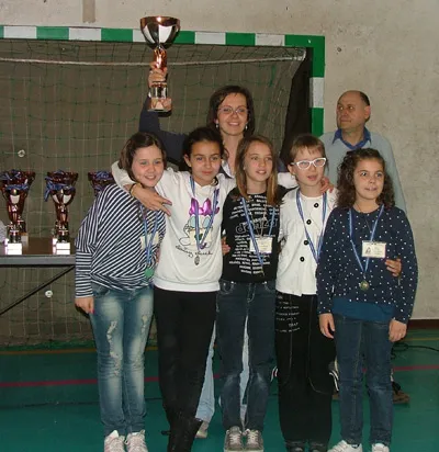 Le bambine della scuola Fogazzaro di Dueville, prime classificate nel torneo femminile delle scuole primarie, con la maestra Miriam