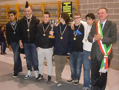 Le due squadre qualificate per la fase regionale per la categoria Juniores insieme con il Sindaco di Creazzo Stefano Giacomin