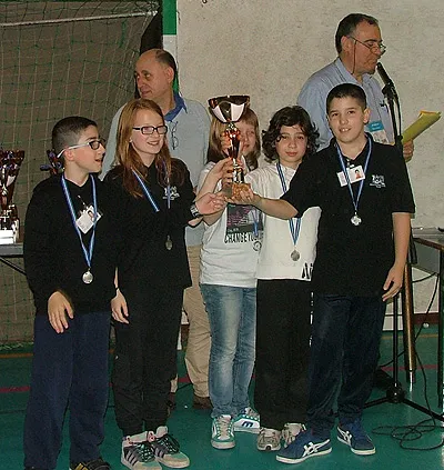 Gli allievi della scuola Laghi, secondi classificati nel torneo delle scuole primarie