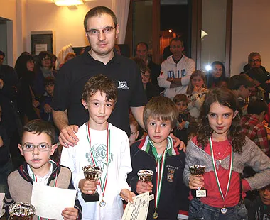 I vincitori del torneo B: (da sinistra a destra) Jacopo Motterle, 1°; Luca Alberto Dalla Via, 2°; Alberto Visonà, 3°; Elisa Endrigo, 1^ fra le bambine