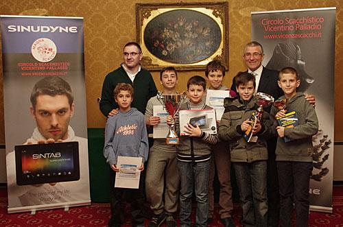 I premiati del torneo B: da sinistra a destra, Davide Pilato, Enrico Zanotto, il vincitore Filippo Bancila, Milo Casarotto, Enrico Pieropan, Leonardo Testa. Insieme a loro, in seconda fila, Enrico Timothy Testa, organizzatore, e Tino Testolina, Presidente