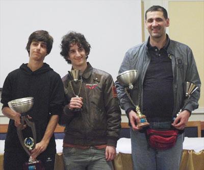 Alessio Boraso, dominatore del torneo, Bruno Della Sala, in licenza sentimentale e perciò solo 14° ma secondo under 20, Leone Gennari con la coppa del secondo classificato e quella del secondo under 20 (il figlio Jacopo)