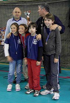 Le bambine della scuola Zanella, terze classificate nel torneo femminile delle scuole primarie con il maestro Beppe Nordio