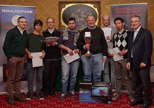 I premiati del torneo A: da sinistra, Enrico Timothy Testa, organizzatore, Alessio Boraso, 6°, Enrico Danieli, 5°, Christian Cacco, 4°, Enrico Gallo, vincitore del torneo, Alessandro Guerra, terzo ma campione provinciale, Xia Jie, secondo, Tino Testolina,